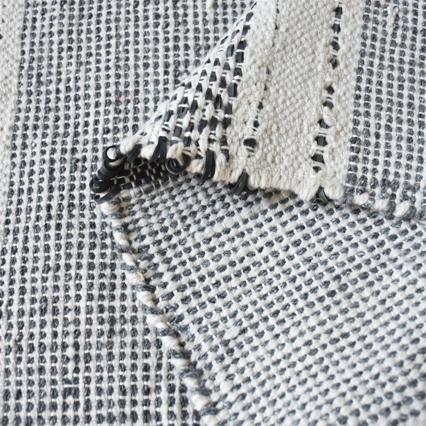 Area Rug, Bedroom Rug, Living Room Rug, Living Area Rug, Indian Rug, Office Carpet, Office Rug, Shop Rug Online, Pet, Bicycle Tube, Natural White , Grey , Charcoal, Pitloom, Flat Weave, intricate