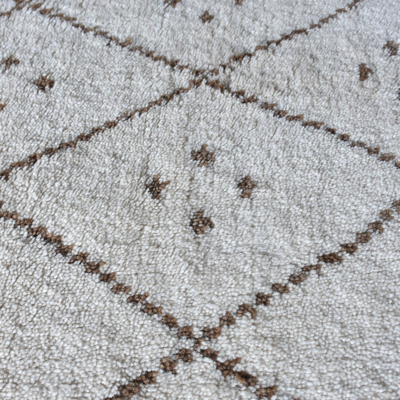 Area Rug, Bedroom Rug, Living Room Rug, Living Area Rug, Indian Rug, Office Carpet, Office Rug, Shop Rug Online, Wool, Natural White, Brown, diamond and dotted pattern